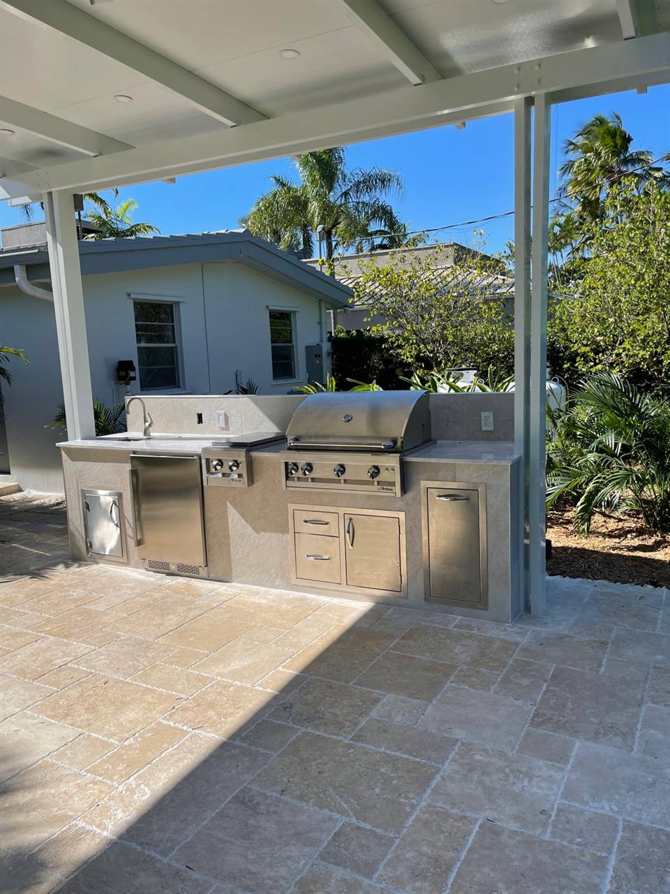 Outdoor kitchen travertine day